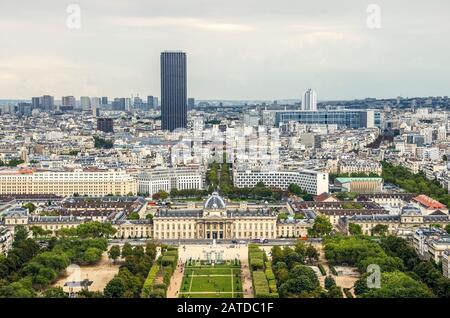 Paris, Frankreich - Stadtbild mit Mars-Gärten und dem Wolkenkratzer Montparnasse Stockfoto
