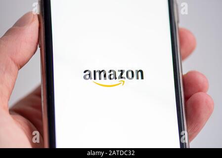 Berlin - 02. FEBRUAR: Amazon App auf Telefon-Bildschirm in Berlin am 02. Februar. 2020 in Deutschland Stockfoto