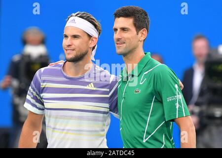 Melbourne, Australien. Januar 2020. Der 5. Seed DOMINIC THIEM (AUT) und der 2. Seed NOVAK DJOKOVIC (SRB) posieren für Fotos in Der Rod Laver Arena im Herreneinzel Endspiel am 14. Tag der Australian Open 2020 in Melbourne, Australien. Sydney Low/Cal Sport Media/Alamy Live News Stockfoto