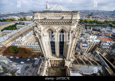 An der Spitze der Kathedrale Notre Dame, Paris, Frankreich. Blick zum Kirchturm, zweiter Turm Stockfoto