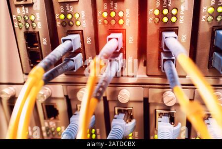 Server Rack mit blauen und roten internet Patchkabel Kabel schwarz Patchpanel in Daten verbundenen Server Zimmer Stockfoto