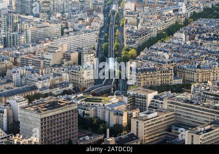 Luftaufnahme der Linie 6 der Pariser U-Bahn, die vom Turm Montparnase aus gesehen wird Stockfoto