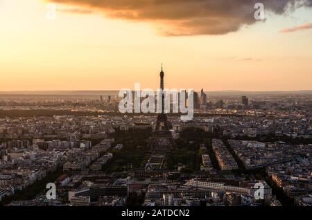 Eiffelturm und Pariser Stadtbild von oben bei Sonneneinstrahlung bei Sonnenuntergang, Frankreich Stockfoto