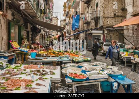 Fischhändler in der Via Sopramuro, Mercato di Porta Nolana Viertel, Neapel, Kampanien, Italien Abschaltdruck Stockfoto