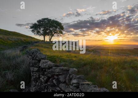 Dieses Bauernhaus ist eine Luftaufnahme von Top Withens oder Top Withins und wurde mit "Wuthering Heights" assoziiert. Stockfoto