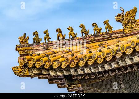 China, Peking, Verbotene Stadt Verschiedene Designelemente der farbenfrohen Dächer schließen Details ein. Stockfoto