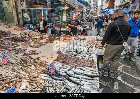 Fischhändler in der Via Sopramuro, Mercato di Porta Nolana Viertel, Neapel, Kampanien, Italien Abschaltdruck Stockfoto