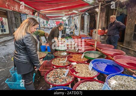 Fischhändler in der Via Sopramuro, Mercato di Porta Nolana Viertel, Neapel, Kampanien, Italien Abschaltdruck Stockfoto