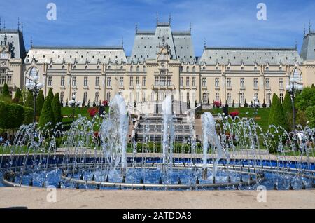 Iasi, RUMÄNIEN - 16. MAI 2016: Der Kulturpalast ist der Hauptattraktion der moldauischen Hauptstadt, er wurde im neogothen Stil erbaut und war so Stockfoto