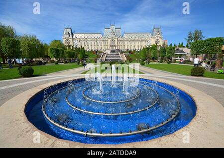 Iasi, RUMÄNIEN - 16. MAI 2016: Der Kulturpalast ist der Hauptattraktion der moldauischen Hauptstadt, er wurde im neogothen Stil erbaut und war so Stockfoto