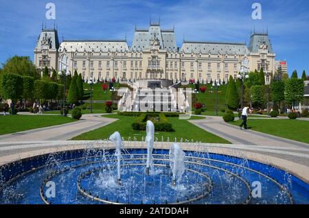 Iasi, RUMÄNIEN - 16. MAI 2016: Der Kulturpalast ist der Hauptattraktion der moldauischen Hauptstadt, er wurde im neogothen Stil erbaut und war so Stockfoto