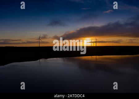 Sonnenaufgang über der Windfarm Ovenden Moor, West Yorkshire Stockfoto