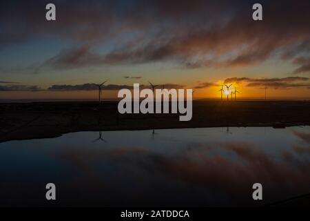 Sonnenaufgang über der Windfarm Ovenden Moor, West Yorkshire Stockfoto