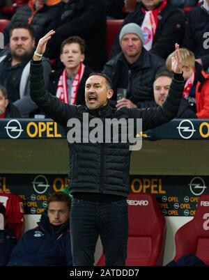 Mainz, Deutschland. Februar 2020. Fußball Mainz-München, Mainz, 1. Februar 2020. Achim BEIERLORZER, MZ-Trainer FSV MAINZ 05 - FC BAYERN MÜNCHEN - DFL-REGELUNGEN VERBIETEN JEDE VERWENDUNG VON FOTOS als BILDSEQUENZEN und/oder QUASI-VIDEO - 1.Deutsche Fußball-Liga , Mainz, 01. Februar 2020. Kredit: Peter Schatz / Alamy Live News Stockfoto