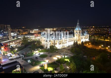 Iasi, RUMÄNIEN - 16. MAI 2016: Der Kulturpalast in der Nacht ist der Hauptattraktion der moldauischen Hauptstadt, er wurde im neogothen Stil und als erbaut Stockfoto