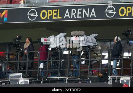 Mainz, Deutschland. Februar 2020. Fußball Mainz-München, Mainz, 1. Februar 2020. TV-Kamera FSV MAINZ 05 - FC BAYERN MÜNCHEN 1-3 - DFL-REGELUNGEN VERBIETEN DIE VERWENDUNG VON FOTOS als BILDSEQUENZEN und/oder QUASI-VIDEO - 1.Deutsche Fußball-Liga, Mainz, 01. Februar 2020. Kredit: Peter Schatz / Alamy Live News Stockfoto