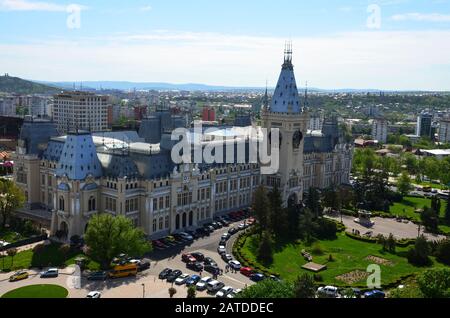 Iasi, RUMÄNIEN - 16. MAI 2016: Der Kulturpalast ist der Hauptattraktion der moldauischen Hauptstadt, er wurde im neogothen Stil erbaut und war so Stockfoto