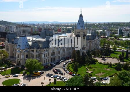 Iasi, RUMÄNIEN - 16. MAI 2016: Der Kulturpalast ist der Hauptattraktion der moldauischen Hauptstadt, er wurde im neogothen Stil erbaut und war so Stockfoto