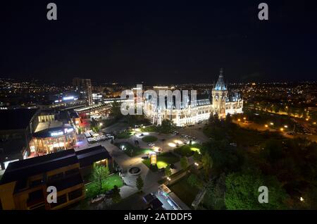 Iasi, RUMÄNIEN - 16. MAI 2016: Der Kulturpalast in der Nacht ist der Hauptattraktion der moldauischen Hauptstadt, er wurde im neogothen Stil und als erbaut Stockfoto