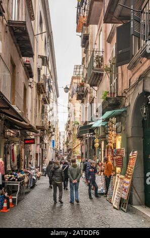 Passanten an Der Via San Biaggio dei Librai, Straße im Viertel Centro Storico, Neapel, Kampanien, Italien Stockfoto