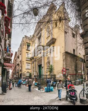 Passanten, Straßenhändler in Chiesa SS Filippo e Giacomo, Kirche an Der Via San Biaggio dei Librai, Straße im Viertel Centro Storico, Neapel, Kampanien, It Stockfoto