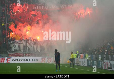 Mainz, Deutschland. Februar 2020. Fußball Mainz-München, Mainz, 1. Februar 2020. Fans des bengalos FSV MAINZ 05 - FC BAYERN MÜNCHEN 1-3 - DFL-REGELUNGEN VERBIETEN JEDE VERWENDUNG VON FOTOS als BILDSEQUENZEN und/oder QUASI-VIDEO - 1.Deutsche Fußball-Liga, Mainz, 01. Februar 2020. Kredit: Peter Schatz / Alamy Live News Stockfoto