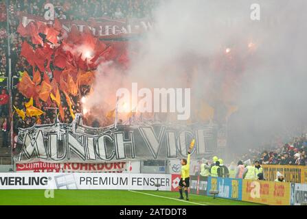 Mainz, Deutschland. Februar 2020. Fußball Mainz-München, Mainz, 1. Februar 2020. Fans des bengalos FSV MAINZ 05 - FC BAYERN MÜNCHEN 1-3 - DFL-REGELUNGEN VERBIETEN JEDE VERWENDUNG VON FOTOS als BILDSEQUENZEN und/oder QUASI-VIDEO - 1.Deutsche Fußball-Liga, Mainz, 01. Februar 2020. Kredit: Peter Schatz / Alamy Live News Stockfoto