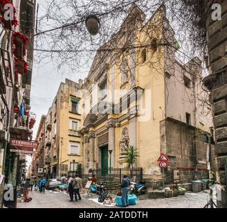 Passanten, Straßenhändler in Chiesa SS Filippo e Giacomo, Kirche an Der Via San Biaggio dei Librai, Straße im Viertel Centro Storico, Neapel, Kampanien, It Stockfoto