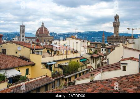 Blick über die Dächer von Florenz mit Terrakotta-Fliesen Stockfoto