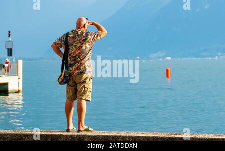 Mann am Ufer des Geneva Lake in Vevey Stockfoto