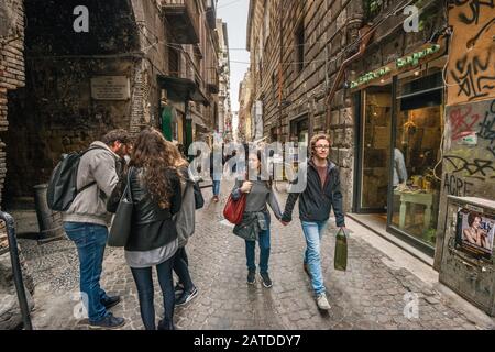 Neapel, Kampanien, Italy-4. April 2018: Passanten auf Der Via San Biaggio dei Librai, Straße im Viertel Centro Storico Stockfoto