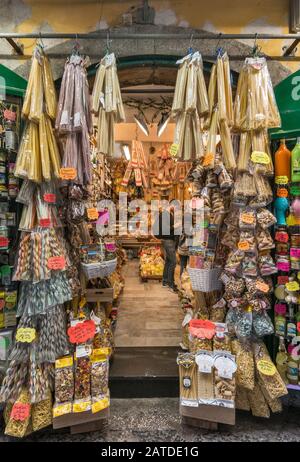 Teigwarenanzeige im Feinkostladen an Der Via Benedetto Croce, Centro-Storico-Viertel in Neapel, Kampanien, Italien Stockfoto