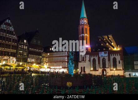 Alte Traditionsbauten in Frankfurt, Deutschland nachts Stockfoto