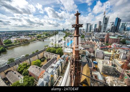 Luftbild über den Main vom Main Tower in Frankfurt am Main in Deutschland. Stockfoto