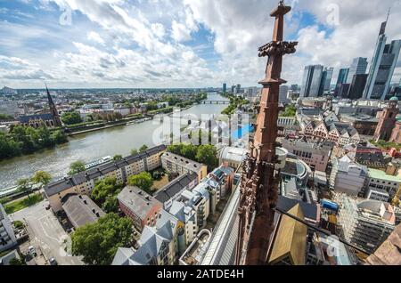 Luftbild über den Main vom Main Tower in Frankfurt am Main in Deutschland. Stockfoto