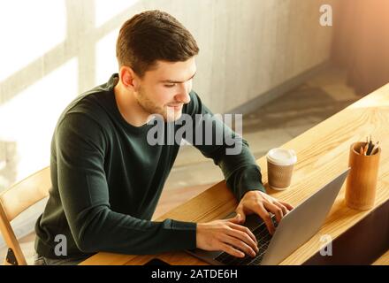 Werbetexter, Der Am Laptop In Modern Office, High-Angle, Arbeitet Stockfoto