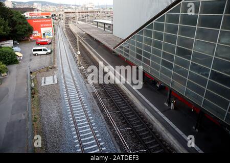 Zürich, Schweiz, 22. Juli 2019: Draufsicht auf Bahngleise und modernes Gebäude aus Glas, freie Bahn in Zürich Stadt am Tag Stockfoto