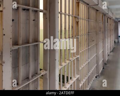 Perspektive alte Gefängniszellen oder Gefängnis im ungenutzten alten Gefängnis ansehen. Stockfoto