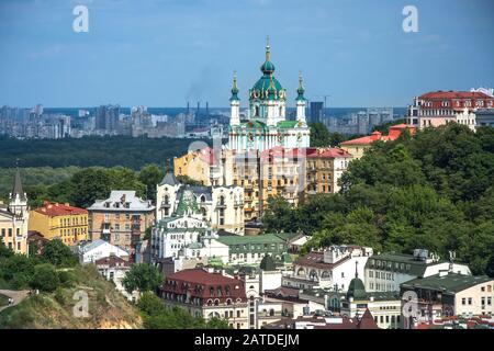 Luftbild Draufsicht über die Andreaskirche und die Andreevska-Straße von oben, Stadtbild des Bezirks Podol, Stadt Kiew (Kiew), Ukraine Stockfoto