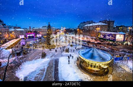 Kiew, UKRAINE - 15. JANUAR 2017: Weihnachtsmarkt auf dem Sophienplatz in Kiew, Ukraine. Der Neujahrsbaum des Hauptkyiv und die Kathedrale der Heiligen Sophia auf der Rückseite Stockfoto