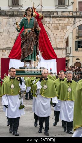 Mitglieder der Bruderschaft Madonna di Loreto, die die Figur des heiligen Johannes trägt, anlässlich der Feier der Madonna che Scappa am Ostersonntag in Sulmona, Italien Stockfoto