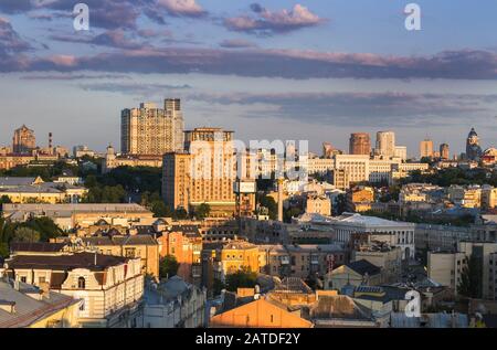 Weiten Panoramablick von Kiew bei Sonnenuntergang. Ukraine Stockfoto