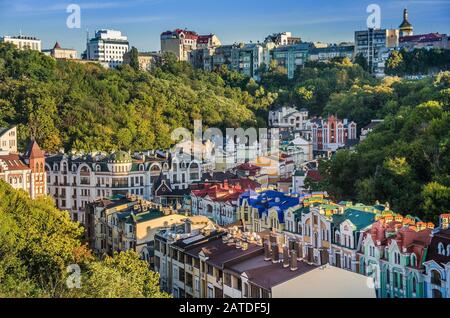 Bezirk Vozdvizhenka Elite in Kiew, Ukraine. Draufsicht auf die Dächer von Gebäuden. Bezirk Alt Podil, Kiew Stockfoto