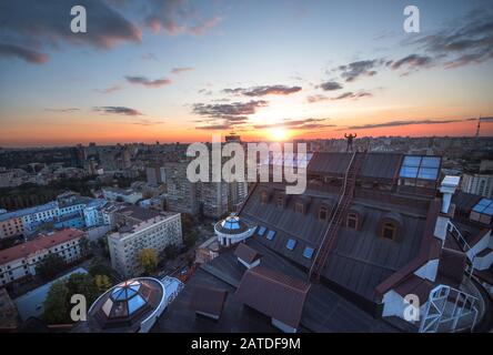 Panoramablick auf eine moderne Stadt Kiew. Skyline Vogelperspektive Blick auf den alten Teil der Stadt mit Architektur und Sonnenuntergang auf dem Dach Stockfoto