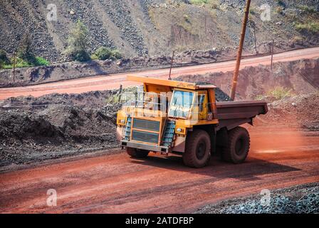 Großer gelber Bergbauwagen, Metalurgie in der Ukraine Stockfoto