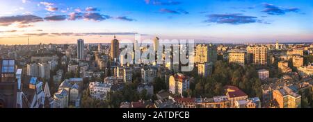Schöne Gegend von kiew in der Nähe des Stadtzentrums bei Sonnenuntergang, Luftaufnahmen in Kiew, Ukraine. Radwege Luftbild in Kiew, Ukraine Stockfoto