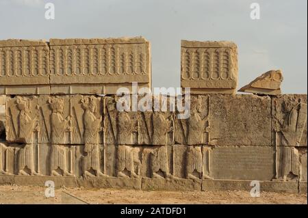 Steinbass-Reliefabsende in der antiken Stadt Persepolis, Iran. Persepolis ist eine Hauptstadt des Achämenidenreiches Stockfoto