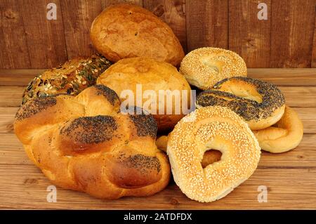 Frisch gebackene Koscher-Brotprodukte auf Holzgrund Stockfoto