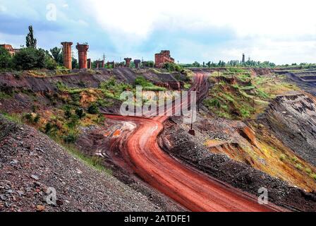 Kohlebau mit Schwermaschinen eröffnen. Mine in Krivoy Rog und Metallurgie in der Ukraine Stockfoto