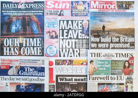 Britische Zeitungen am Tag nach dem Ausscheiden Großbritanniens aus der Europäischen Union. Stockfoto
